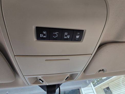 Used 2013 Chrysler Town & Country Touring-L w/ Driver Convenience Group image 13