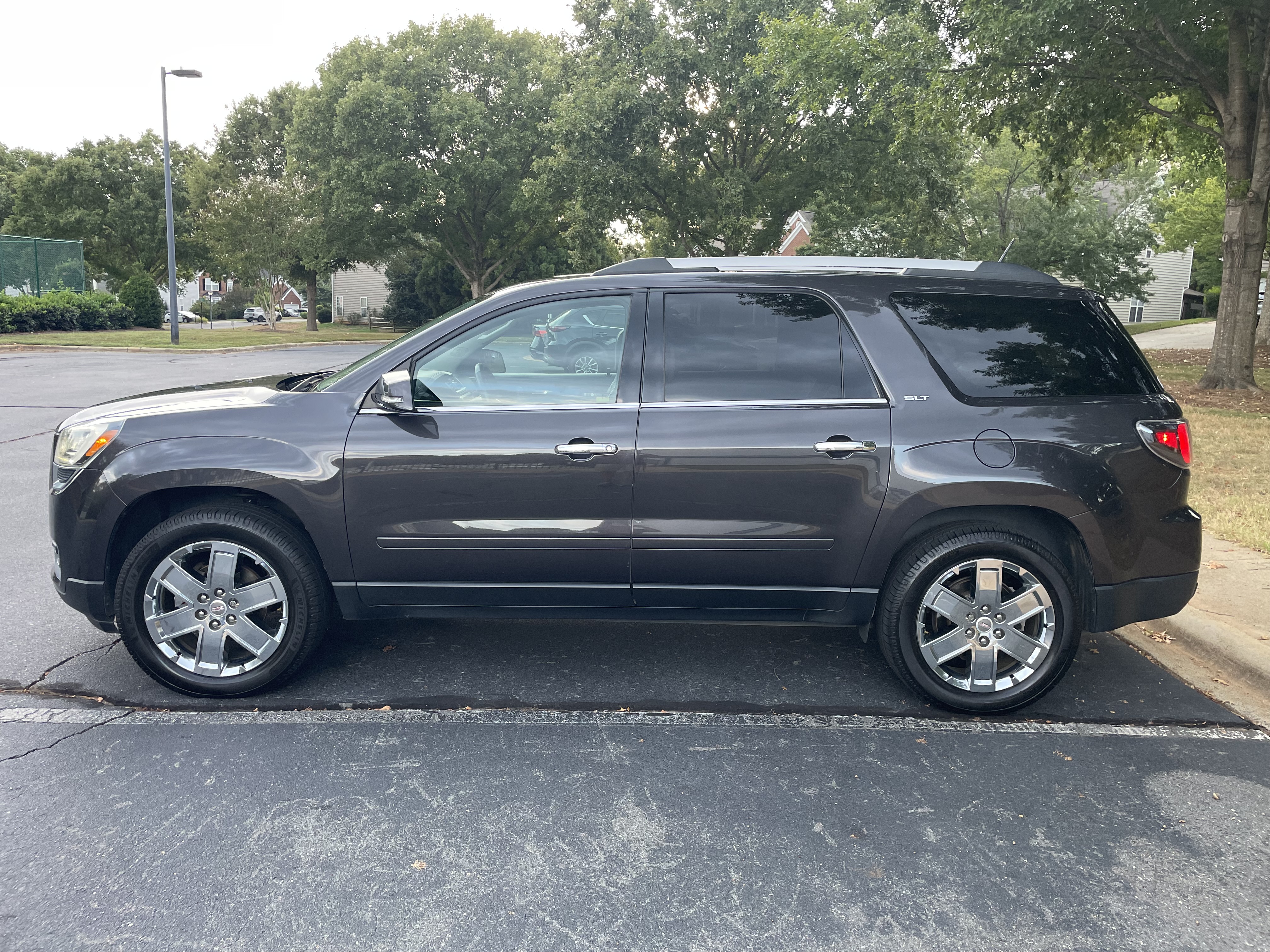 Used 2017 GMC Acadia Limited SLT AWD/4WD image 4