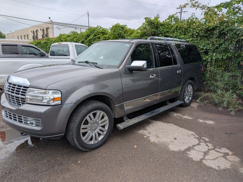 Used 2014 Lincoln Navigator L 4WD image 3