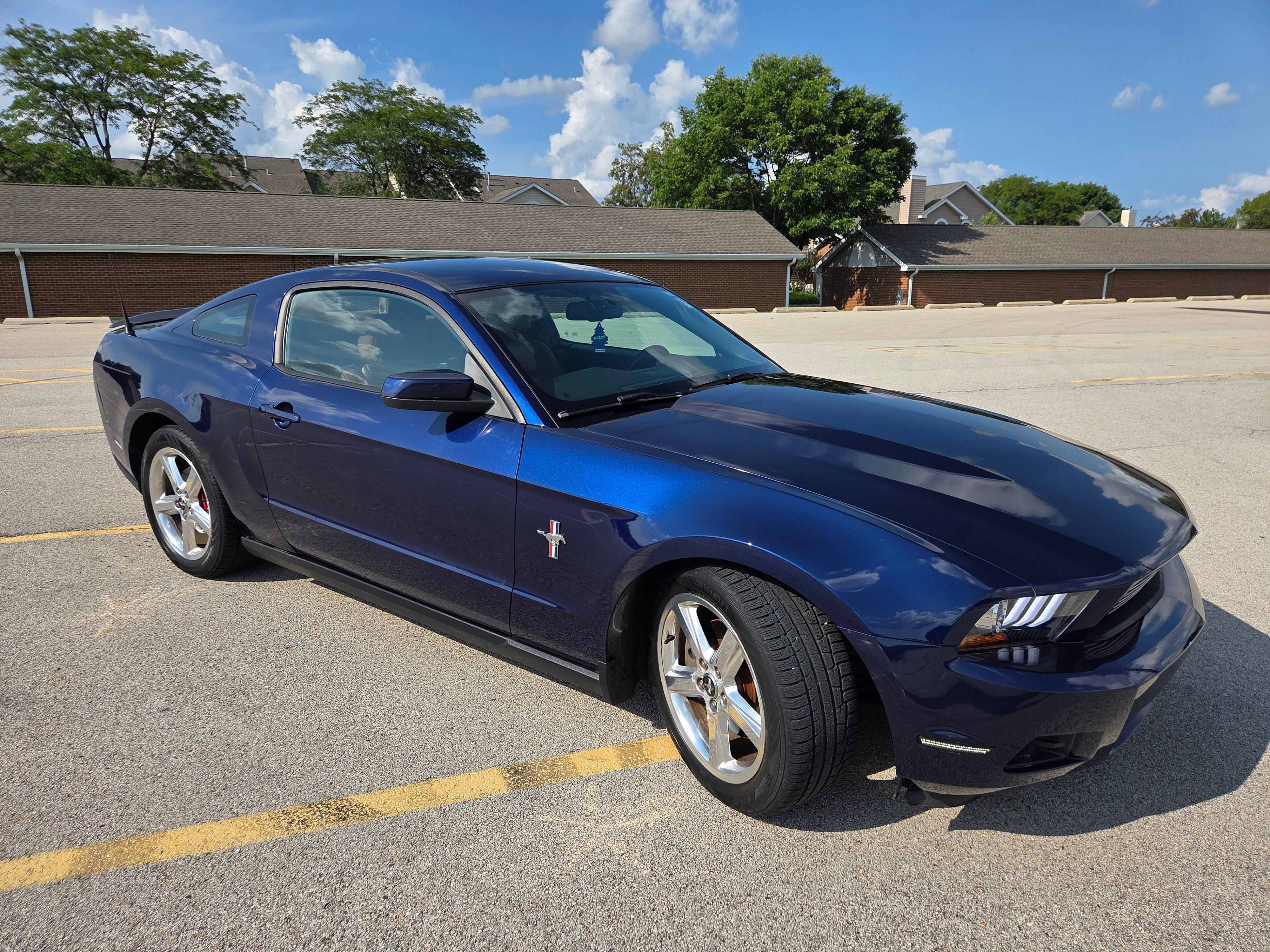 Used 2012 Ford Mustang Premium RWD image 2