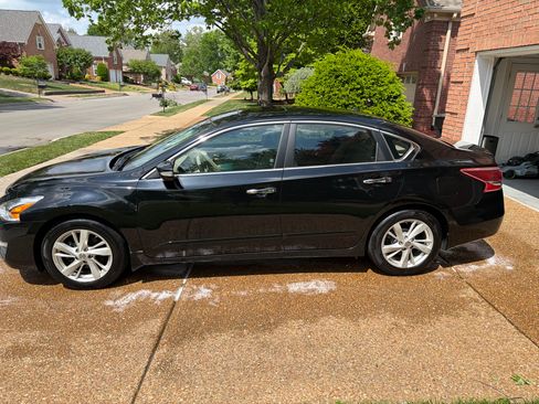 Used 2013 Nissan Altima 2.5 SL w/ Technology Pkg FWD image 2