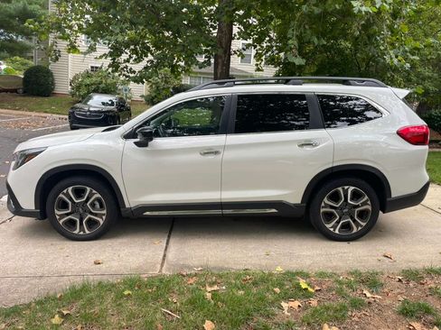 Used 2025 Subaru Ascent Touring AWD/4WD image 4