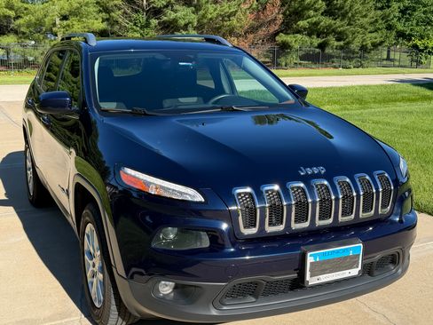 Used 2014 Jeep Cherokee Latitude AWD/4WD image 4