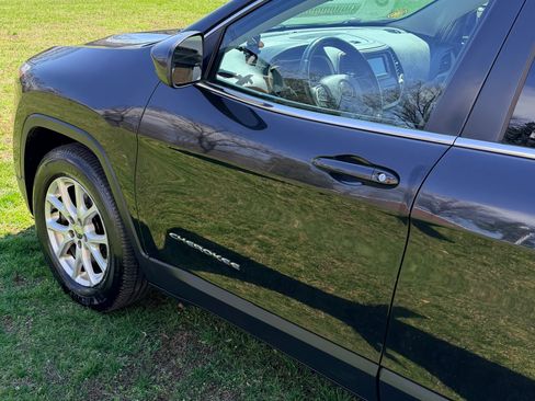 Used 2015 Jeep Cherokee Latitude image 2