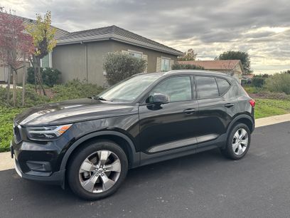 Used 2022 Volvo XC40 T4 Momentum
