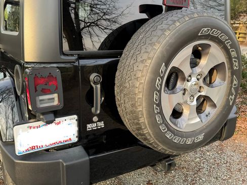 Used 2017 Jeep Wrangler Unlimited Sahara w/ Connectivity Group image 12