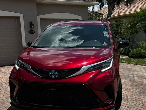 Used 2021 Toyota Sienna XSE FWD image 2