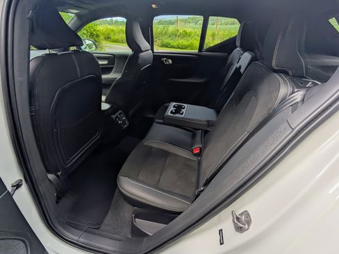 Used 2022 Volvo XC40 T5 R-Design image 24