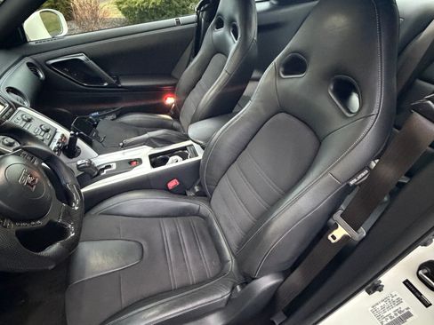 Used 2016 Nissan GT-R Premium image 10
