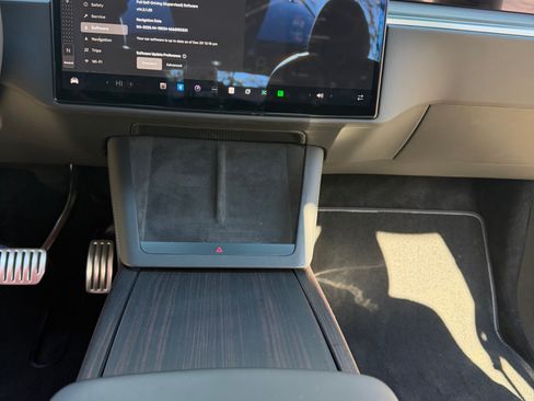 Used 2024 Tesla Model X image 32