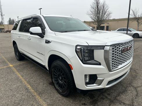 Used 2021 GMC Yukon XL Denali w/ Denali Premium Package AWD/4WD image 11