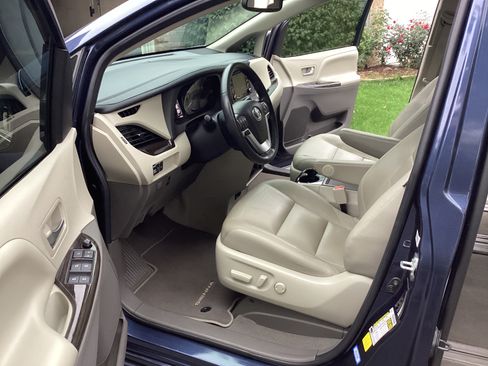 Used 2020 Toyota Sienna XLE image 10