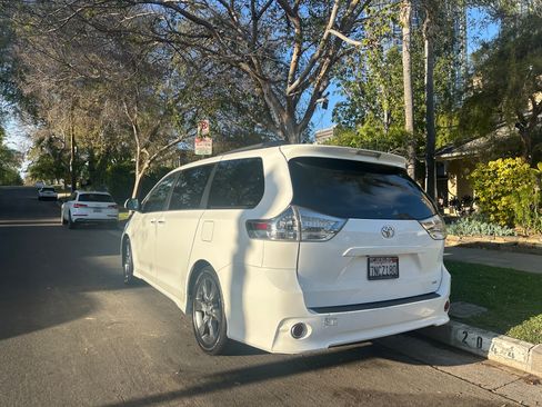 Used 2015 Toyota Sienna SE Premium image 2