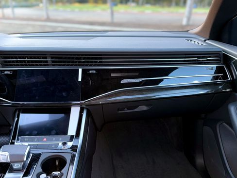 Used 2025 Audi Q8 Premium AWD/4WD image 8