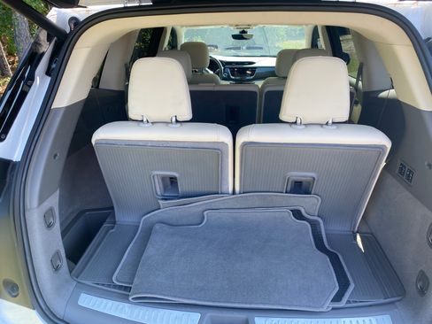 Used 2022 Cadillac XT6 Premium Luxury w/ Technology Package FWD image 11