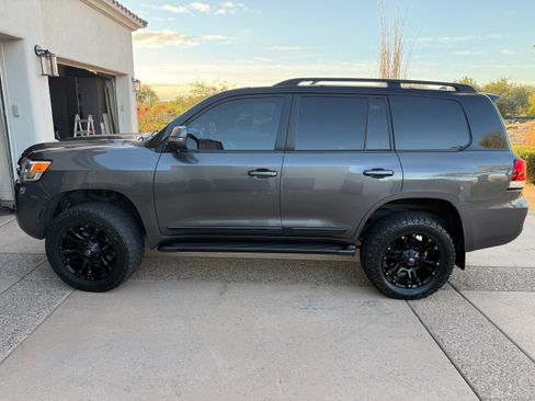 Used 2016 Toyota Land Cruiser image 1