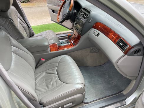 Used 2002 Lexus LS 430 RWD image 5