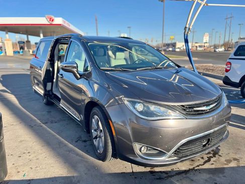Used 2018 Chrysler Pacifica Limited w/ Advanced Safetytec Group FWD image 1