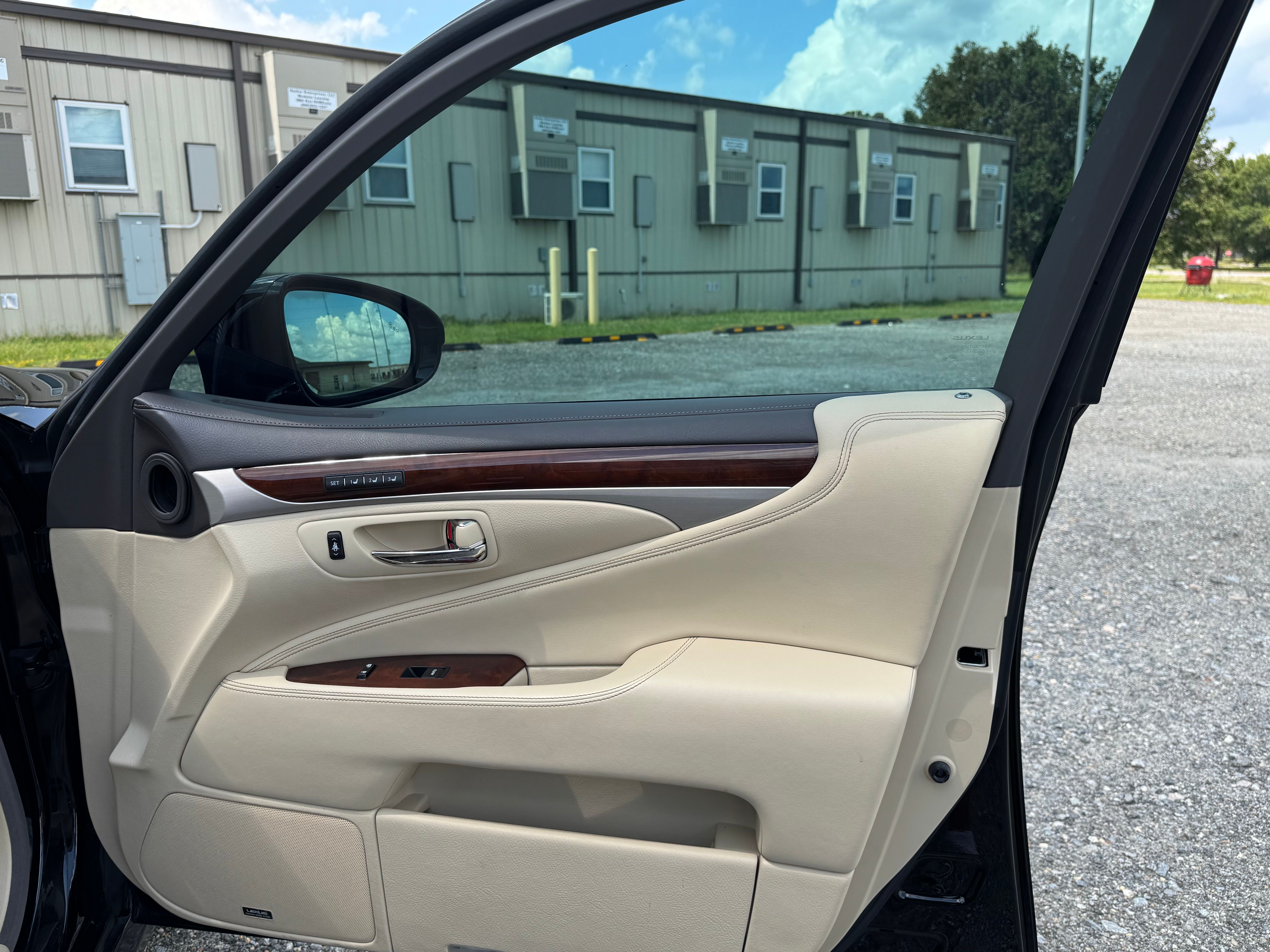 Used 2015 Lexus LS 460 w/ Comfort Package RWD image 11