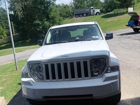 Used 2010 Jeep Liberty Sport AWD/4WD image 2