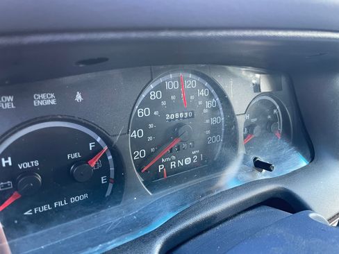 Used 2002 Ford Crown Victoria LX image 9