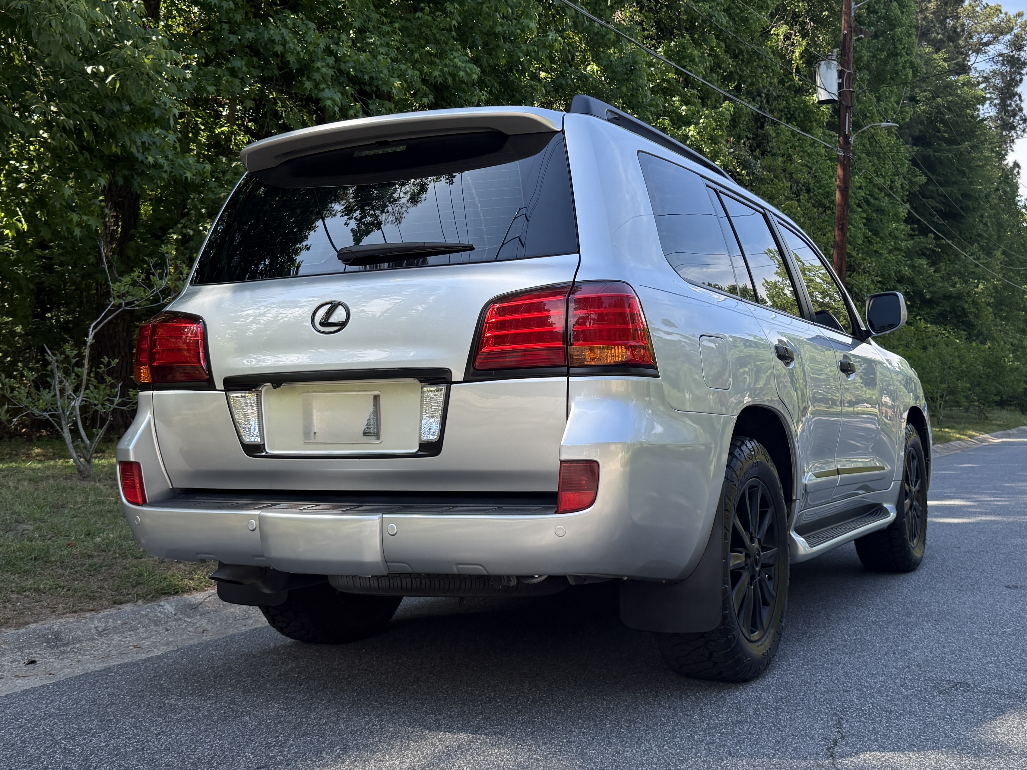 Used 2008 Lexus LX 570 4WD w/ Technology Pkg image 2
