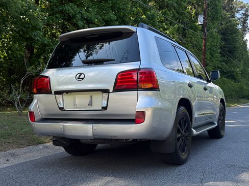 Used 2008 Lexus LX 570 4WD w/ Technology Pkg image 2