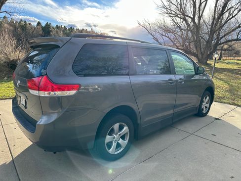 Used 2012 Toyota Sienna LE image 4