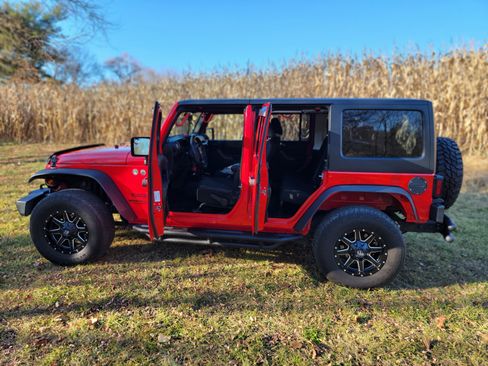 Used 2016 Jeep Wrangler Unlimited Sport w/ Connectivity Group image 4