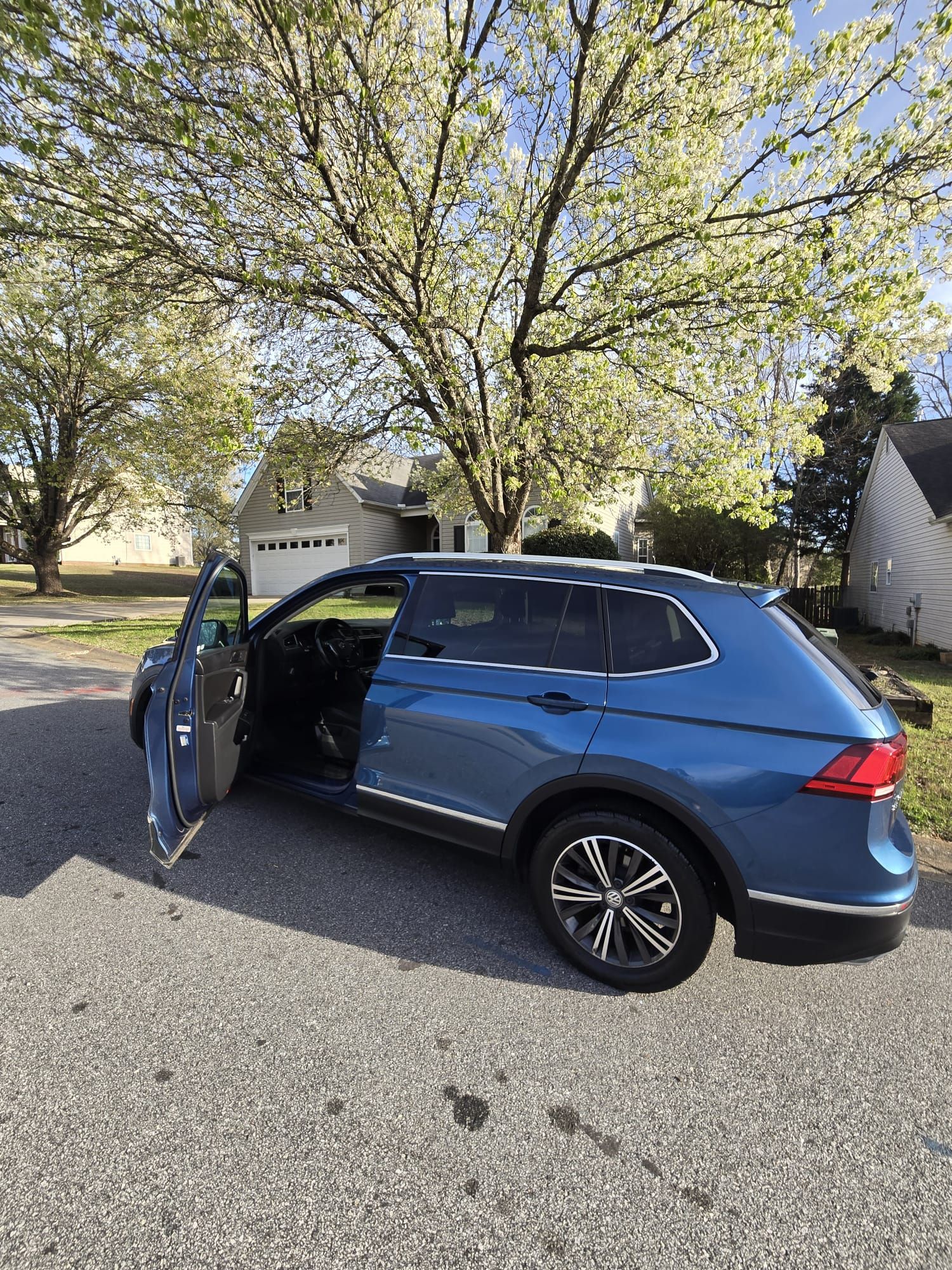 Used 2018 Volkswagen Tiguan SEL AWD/4WD image 2
