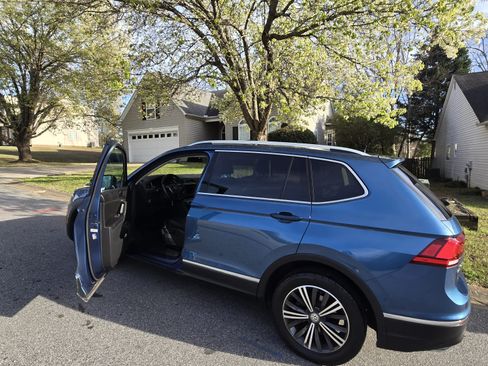 Used 2018 Volkswagen Tiguan SEL image 2