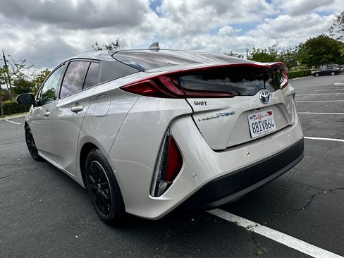 Used 2017 Toyota Prius Prime Advanced FWD image 4
