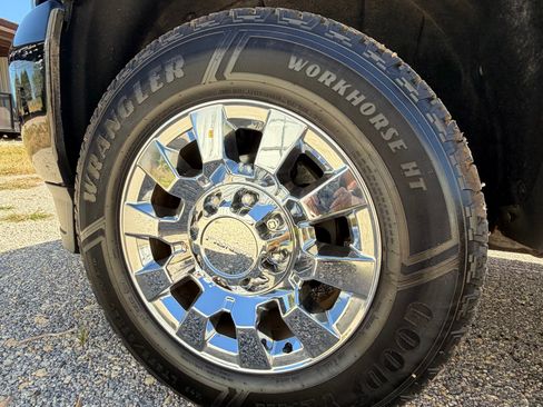 Used 2017 GMC Sierra 2500 Denali w/ Suspension Package, Off-Road AWD/4WD image 22