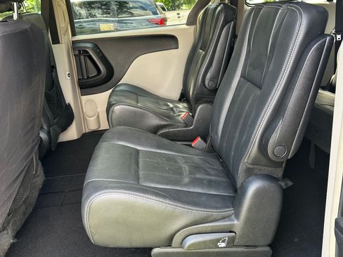 Used 2014 Chrysler Town & Country Touring FWD image 9