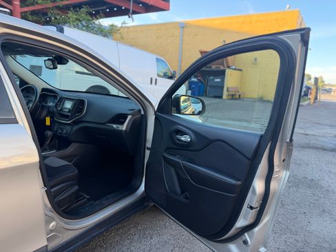 Used 2015 Jeep Cherokee Sport image 18