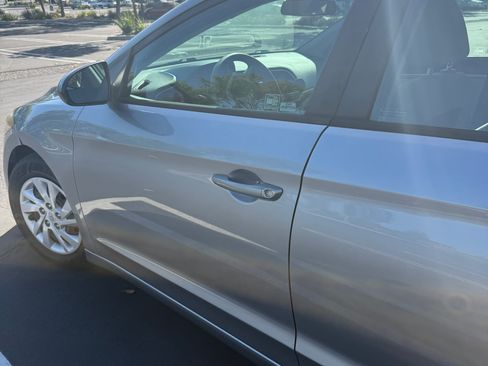 Used 2017 Hyundai Elantra SE FWD image 6