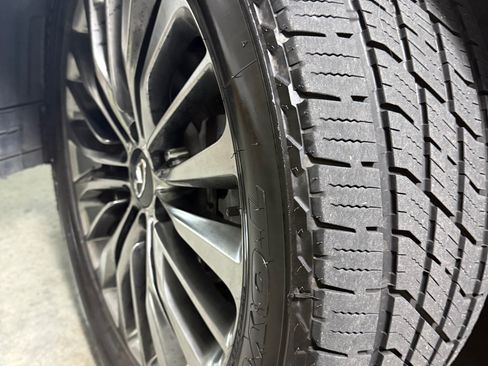 Used 2018 INFINITI QX80 Sport Utility 4D w/ Deluxe Technology Package image 16