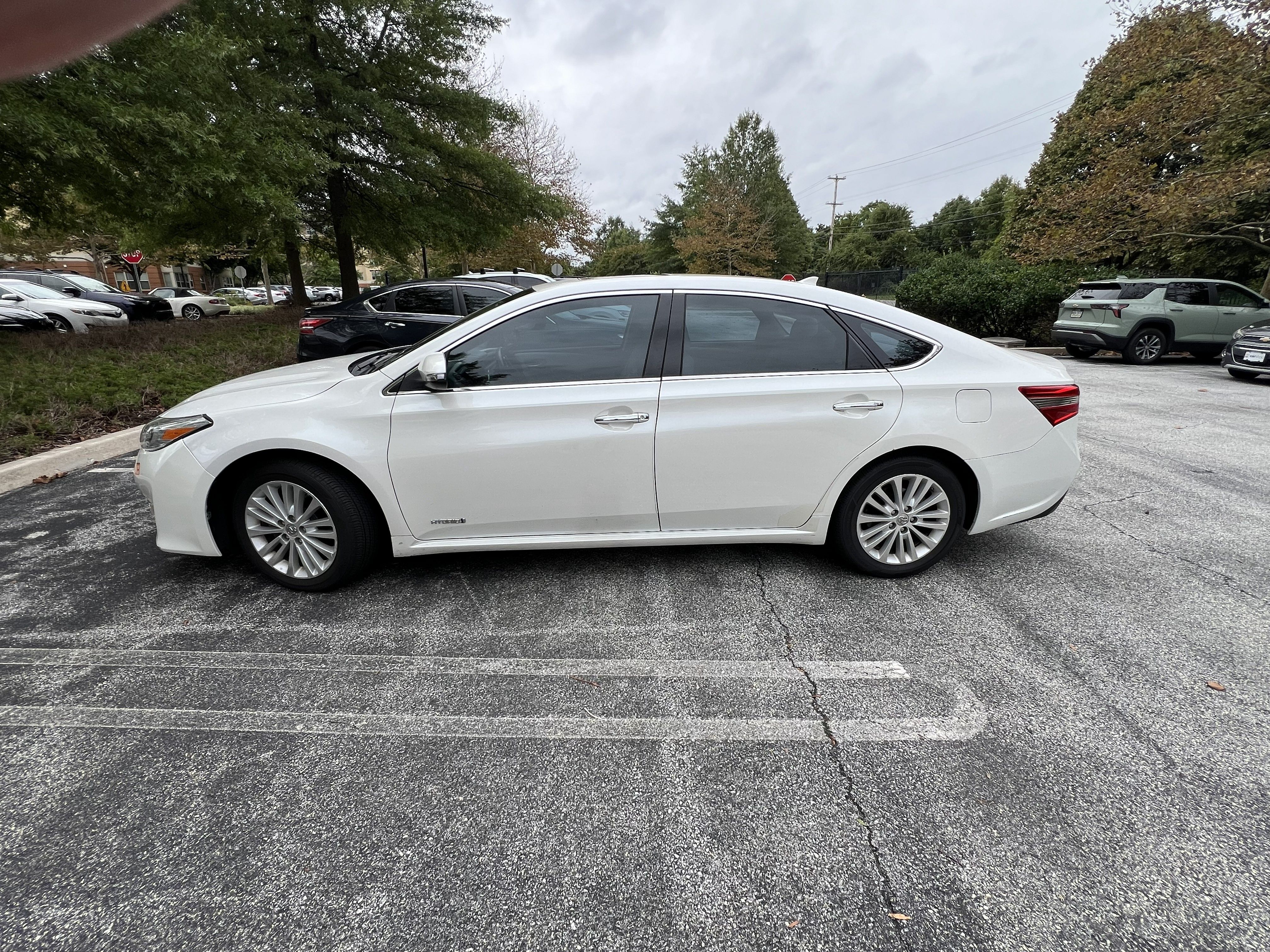 Used 2015 Toyota Avalon Limited w/ Technology Package FWD image 4