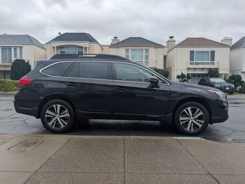 Used 2018 Subaru Outback 3.6R Limited image 2