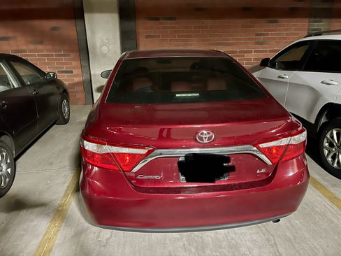 Used 2017 Toyota Camry LE image 5