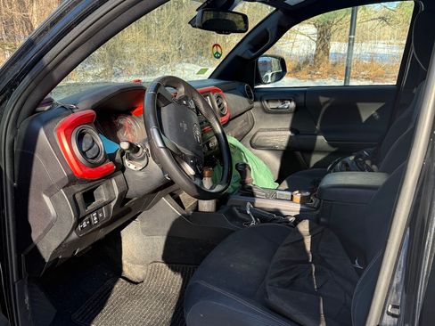 Used 2019 Toyota Tacoma TRD Sport image 5