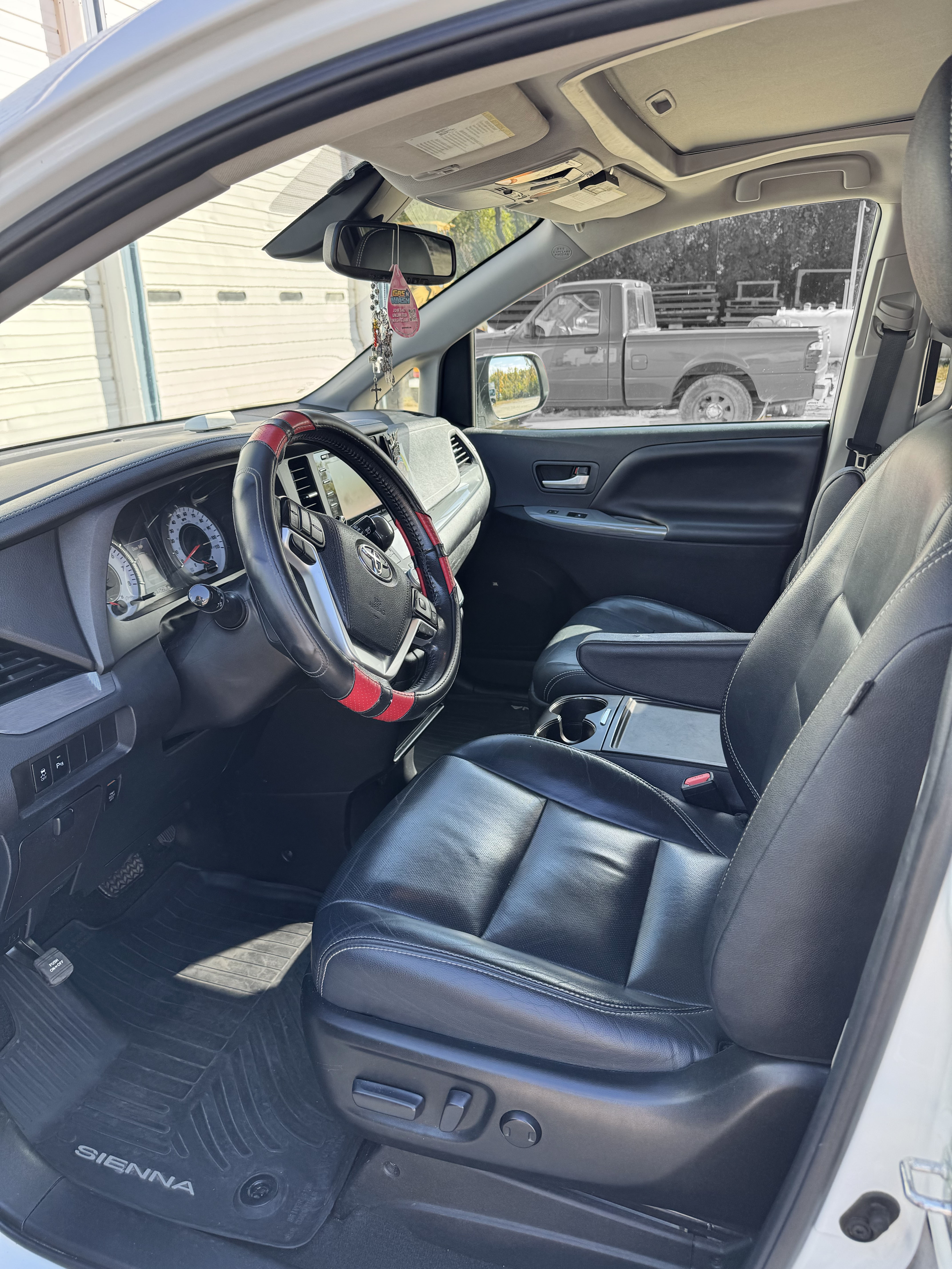 Used 2019 Toyota Sienna SE FWD image 5