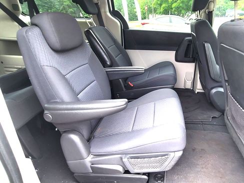 Used 2010 Dodge Grand Caravan SE FWD image 12