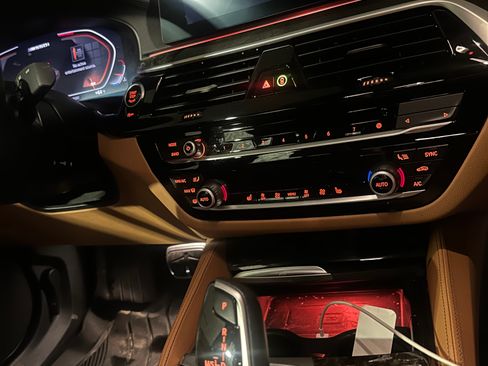 Used 2020 BMW M550i xDrive M550i xDrive Sedan 4D w/ Premium Package image 20