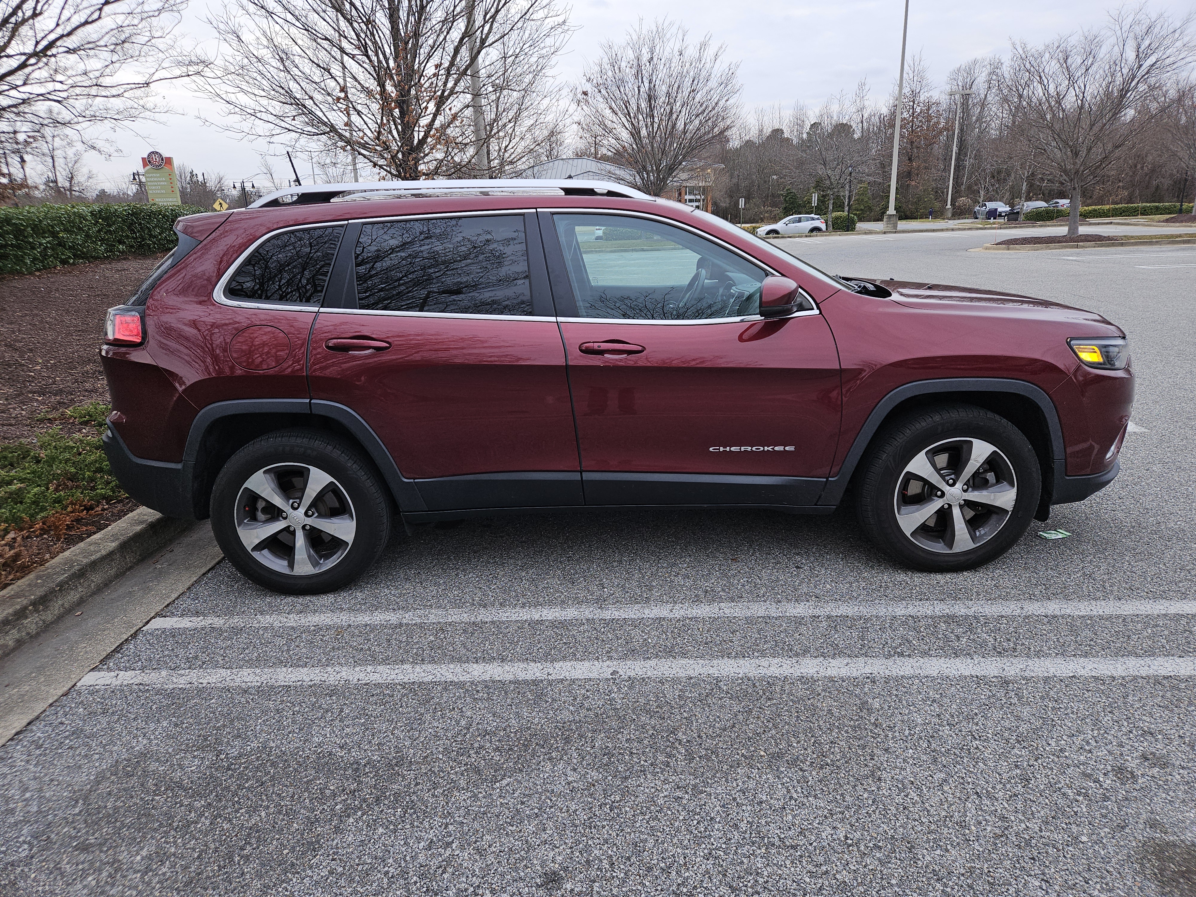 Used 2019 Jeep Cherokee Limited AWD/4WD image 9