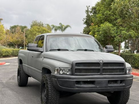 Used 1997 Dodge Ram 2500 Truck 2WD Club Cab image 2
