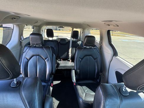 Used 2022 Chrysler Pacifica Touring-L image 5