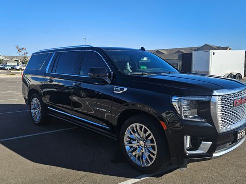 Used 2023 GMC Yukon XL Denali w/ Denali Reserve Package image 2