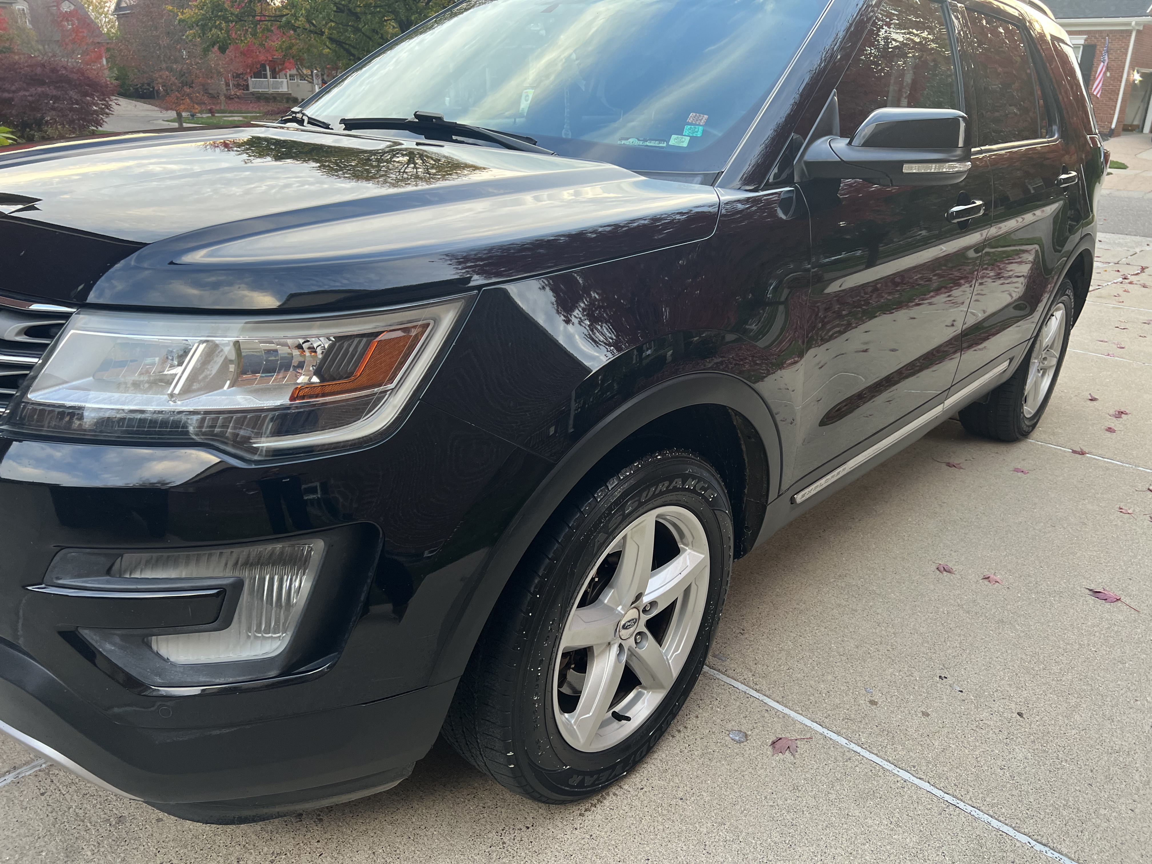Used 2017 Ford Explorer XLT w/ Equipment Group 202A AWD/4WD image 4