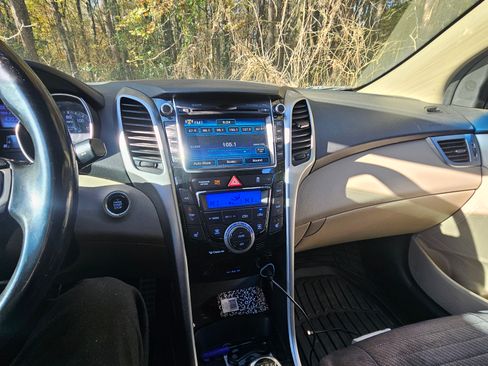 Used 2014 Hyundai Elantra GT w/ Option Group 03 image 4